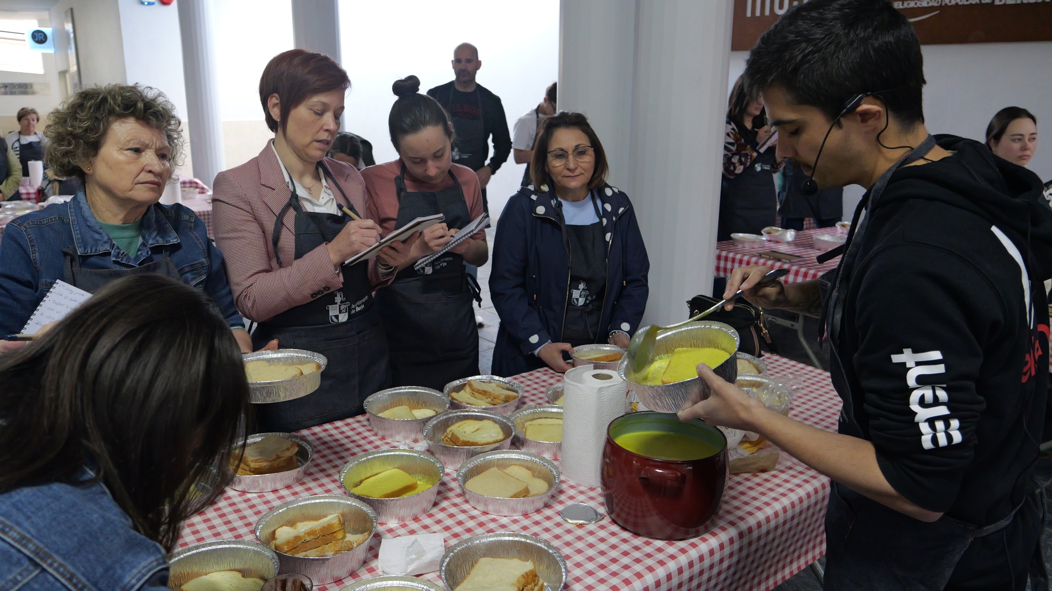 Éxito del Taller de Torrijas Creativas celebrado en el Museo de la Semana Santa de Berja